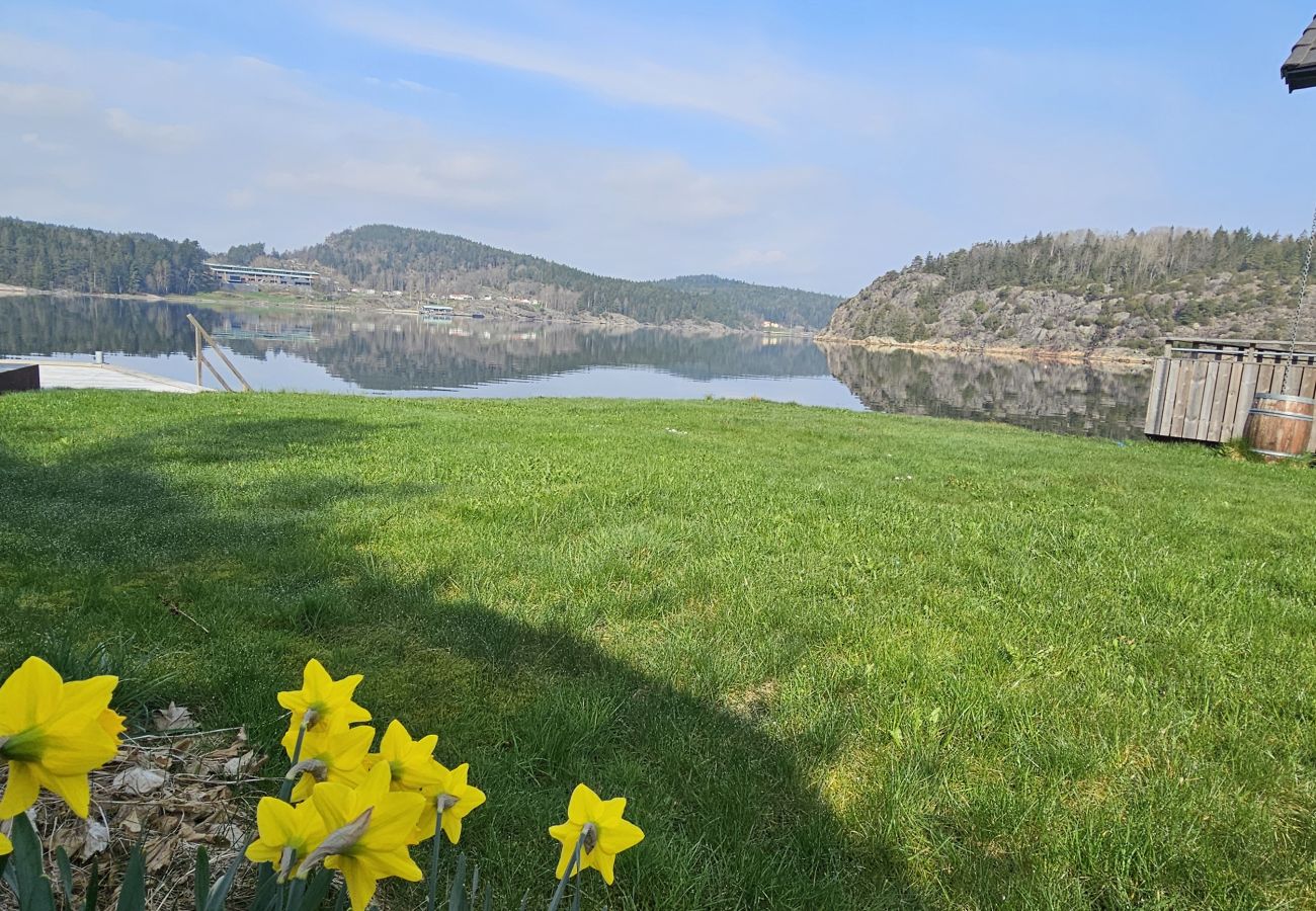 Ferienhaus in Munkedal - Blockhaus mit Pool, Sauna und Boot beim Schloss Torreby | SE09080