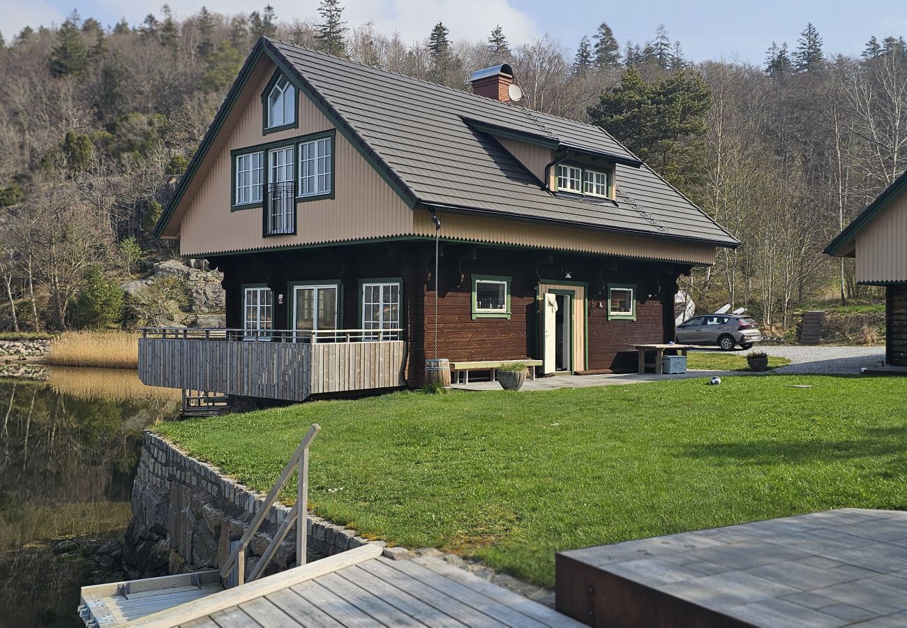 Ferienhaus in Munkedal - Blockhaus mit Pool, Sauna und Boot beim Schloss Torreby | SE09080