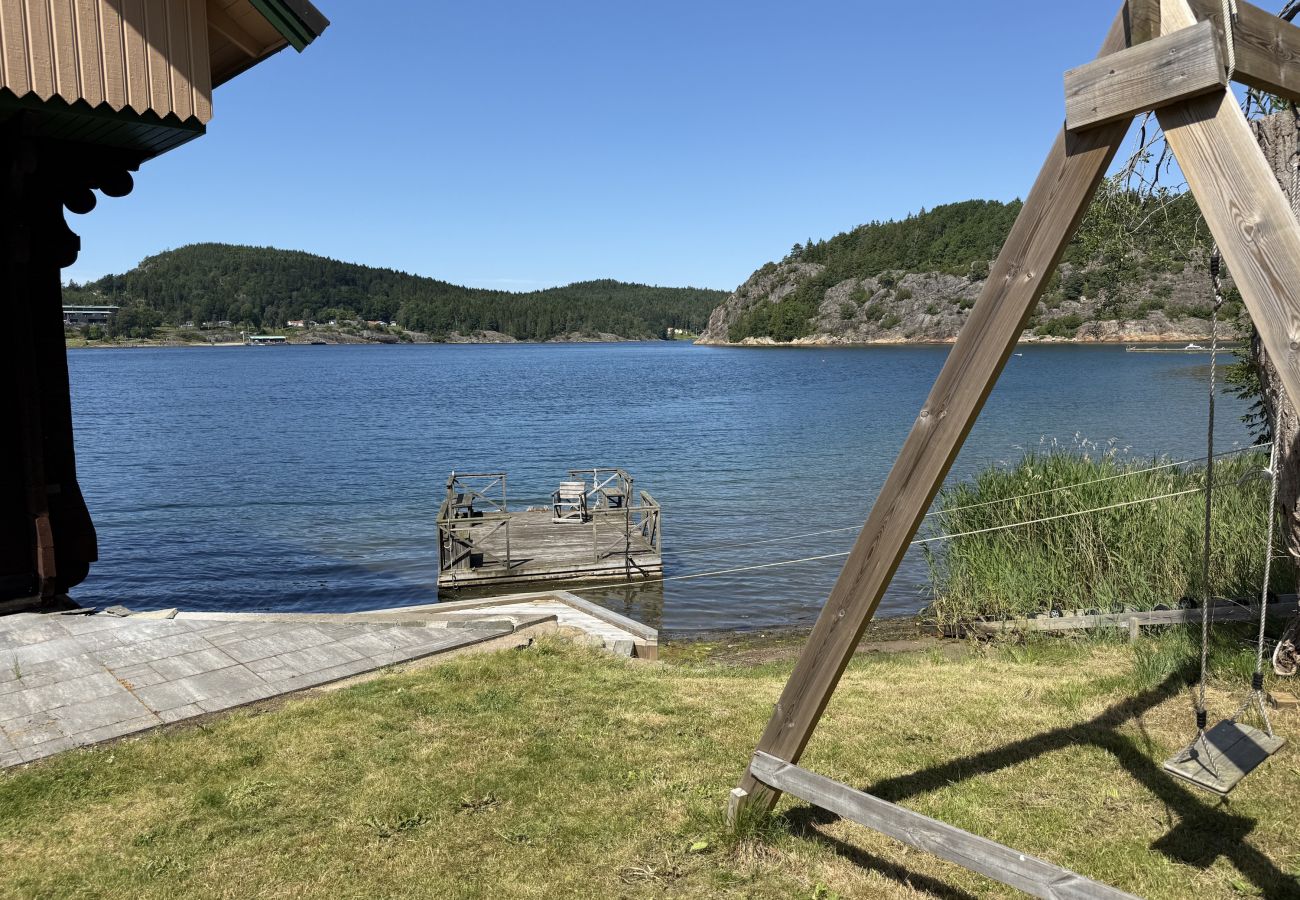 Ferienhaus in Munkedal - Blockhaus mit Pool, Sauna und Boot beim Schloss Torreby | SE09080