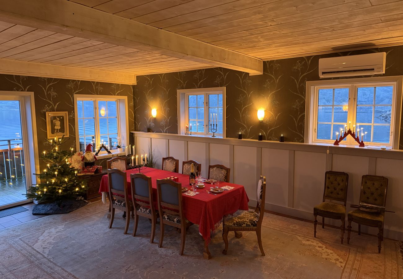 Ferienhaus in Munkedal - Blockhaus mit Pool, Sauna und Boot beim Schloss Torreby | SE09080