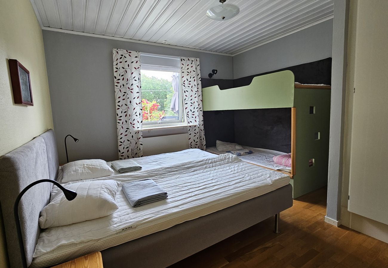 Ferienhaus in Ellös - Ferienwohnung in Stocken,Sauna & Boot, 250 m vom Meer | SE09142