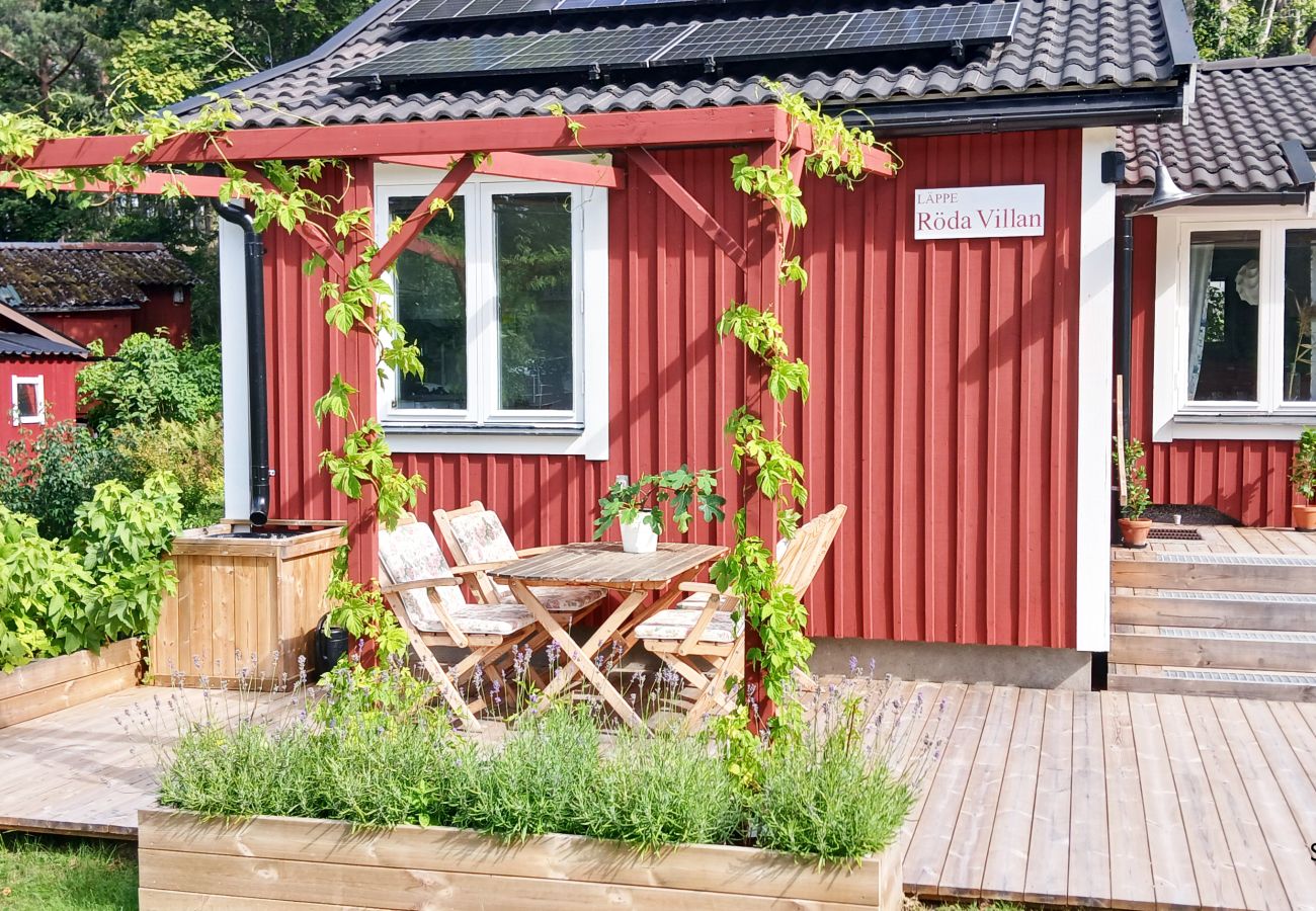 Ferienhaus in Vingåker - Gemütliche Unterkunft in Läppe, Vingåker – charmantes rotes Ferienhaus mit verglastem Balkon und in der Nähe von Abenteuern |SE14030