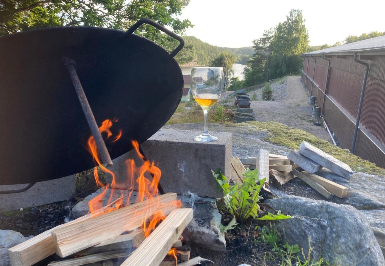 Villa in Henån - Großes Ferienhaus am See mit Ruderboot | SE09131