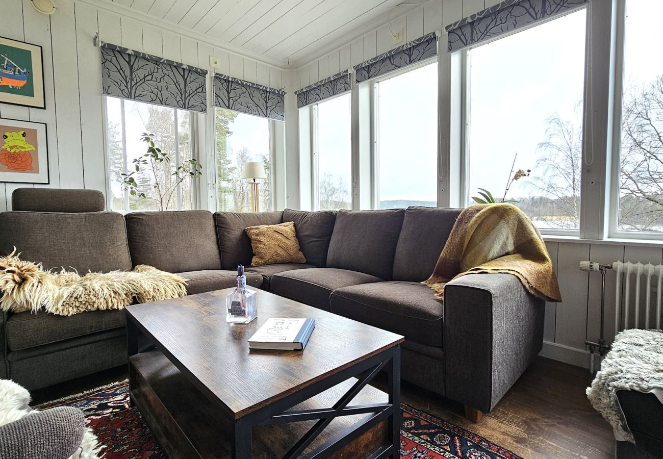 Villa in Henån - Großes Ferienhaus am See mit Ruderboot | SE09131