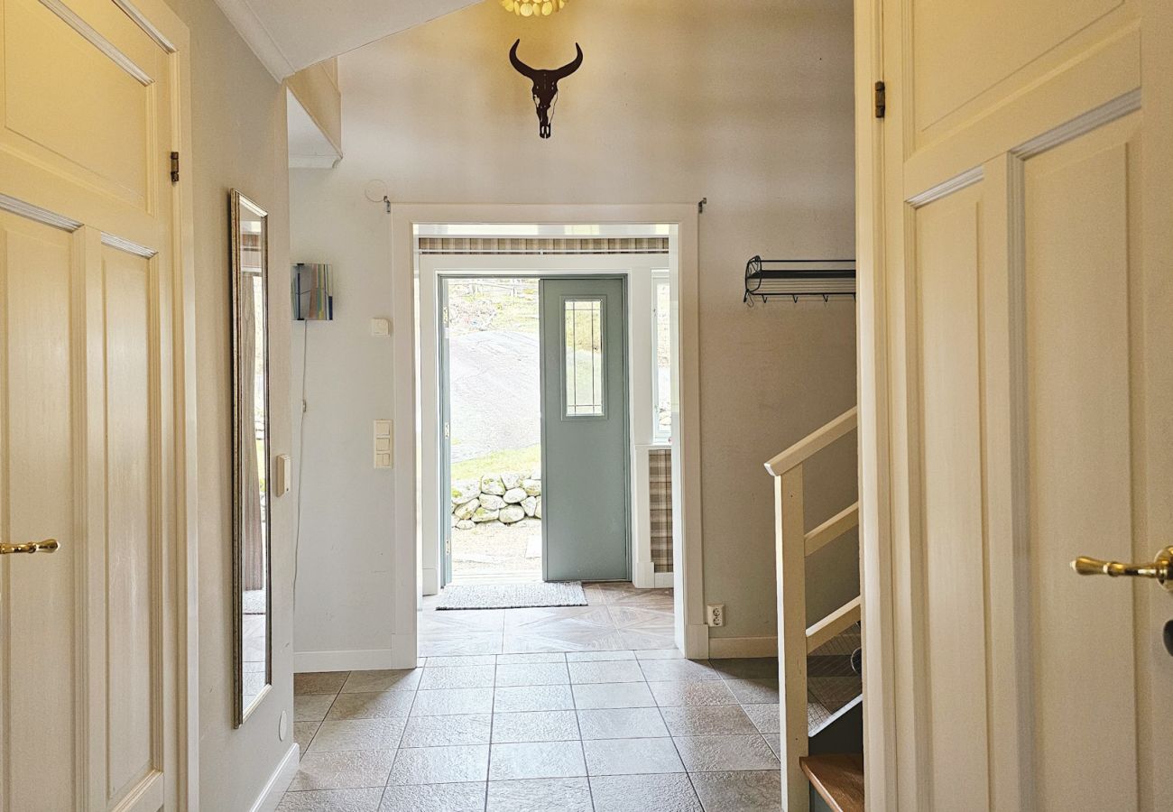 Villa in Henån - Großes Ferienhaus am See mit Ruderboot | SE09131