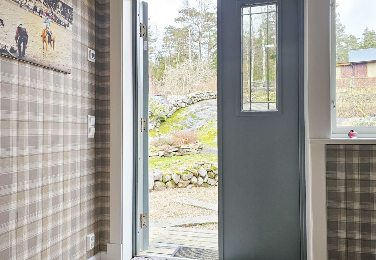 Villa in Henån - Großes Ferienhaus am See mit Ruderboot | SE09131