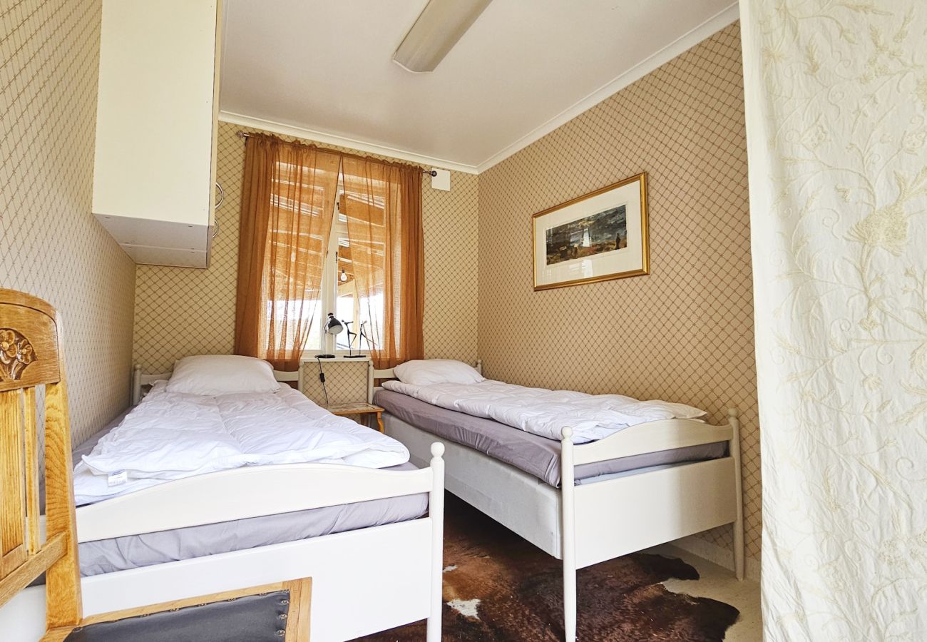 Villa in Henån - Großes Ferienhaus am See mit Ruderboot | SE09131