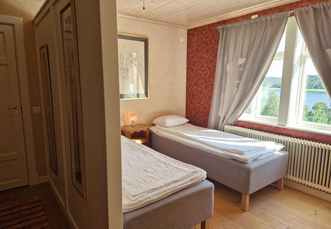 Villa in Henån - Großes Ferienhaus am See mit Ruderboot | SE09131