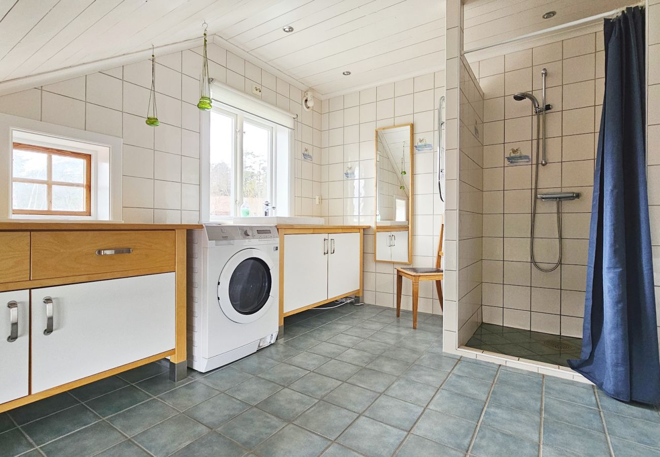 Villa in Henån - Großes Ferienhaus am See mit Ruderboot | SE09131