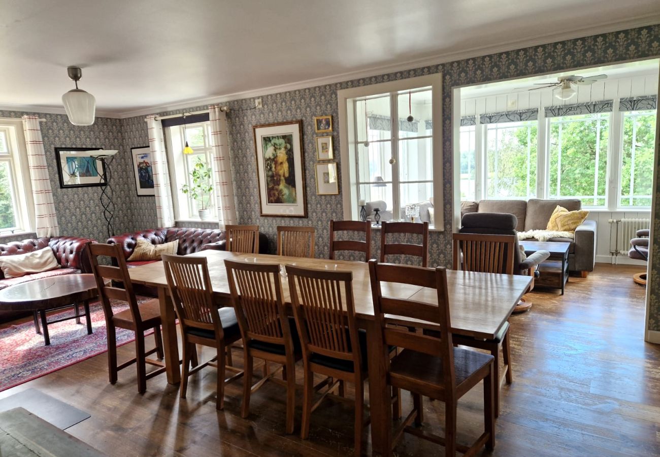 Villa in Henån - Großes Ferienhaus am See mit Ruderboot | SE09131