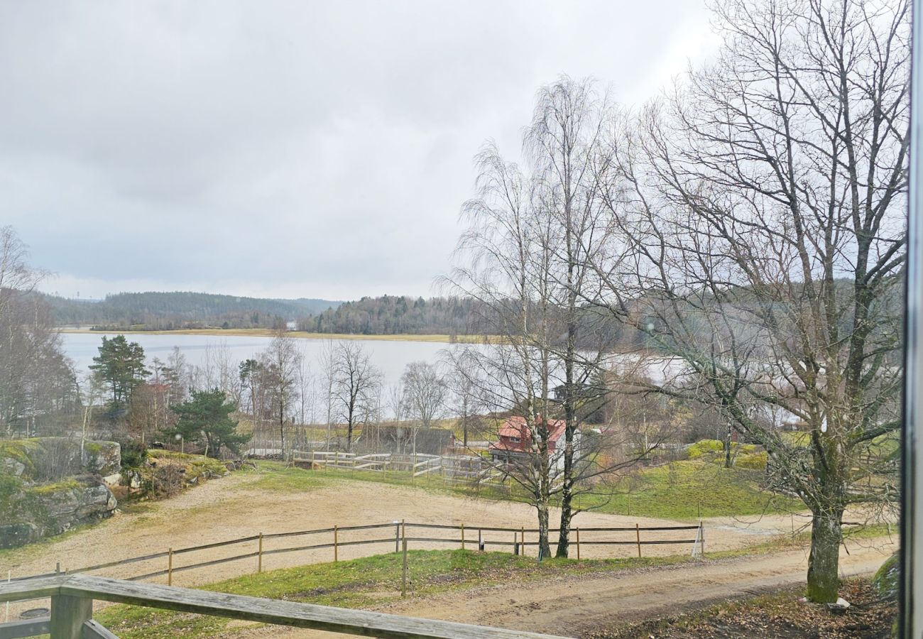 Villa in Henån - Großes Ferienhaus am See mit Ruderboot | SE09131
