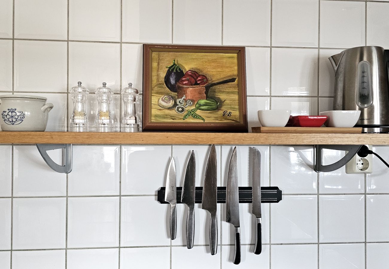 Villa in Henån - Großes Ferienhaus am See mit Ruderboot | SE09131