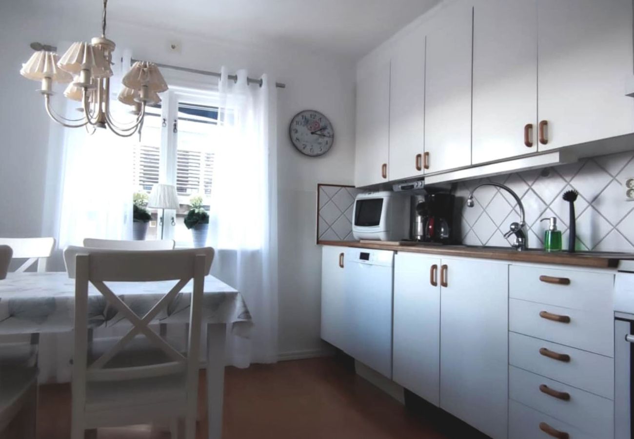 Ferienhaus in Henån - Wohnen im schönen Henån, zentral & nah am Meer | SE09155