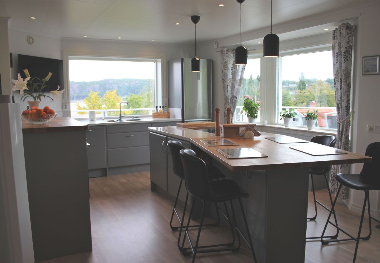 Ferienhaus in Henån - Großes Haus mit Sauna, Meerblick und Platz für zwei Familien | SE09164