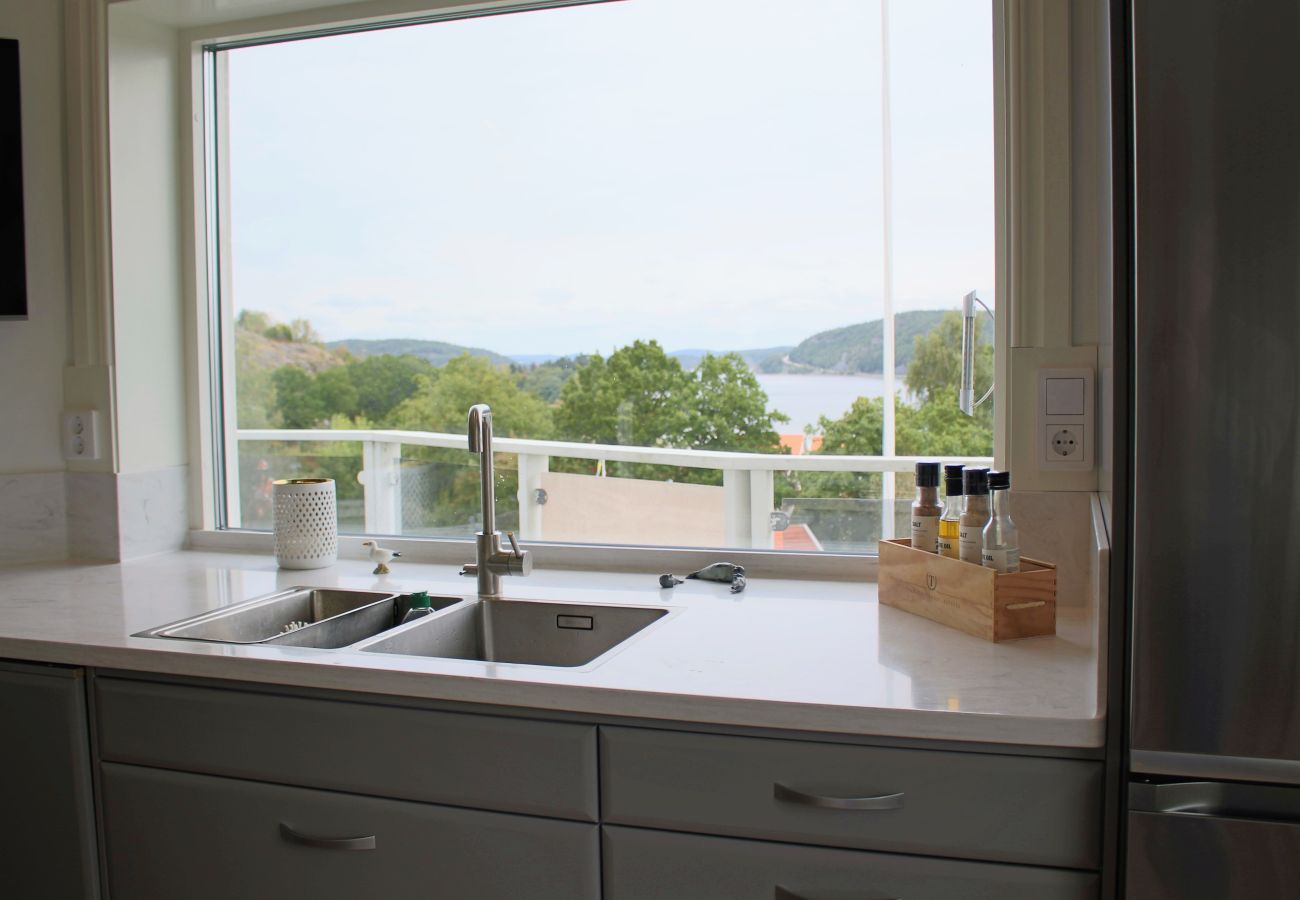 Ferienhaus in Henån - Großes Haus mit Sauna, Meerblick und Platz für zwei Familien | SE09164