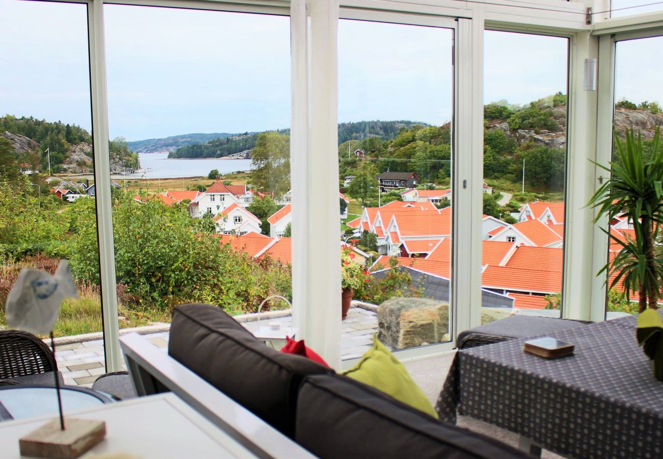 Ferienhaus in Henån - Großes Haus mit Sauna, Meerblick und Platz für zwei Familien | SE09164