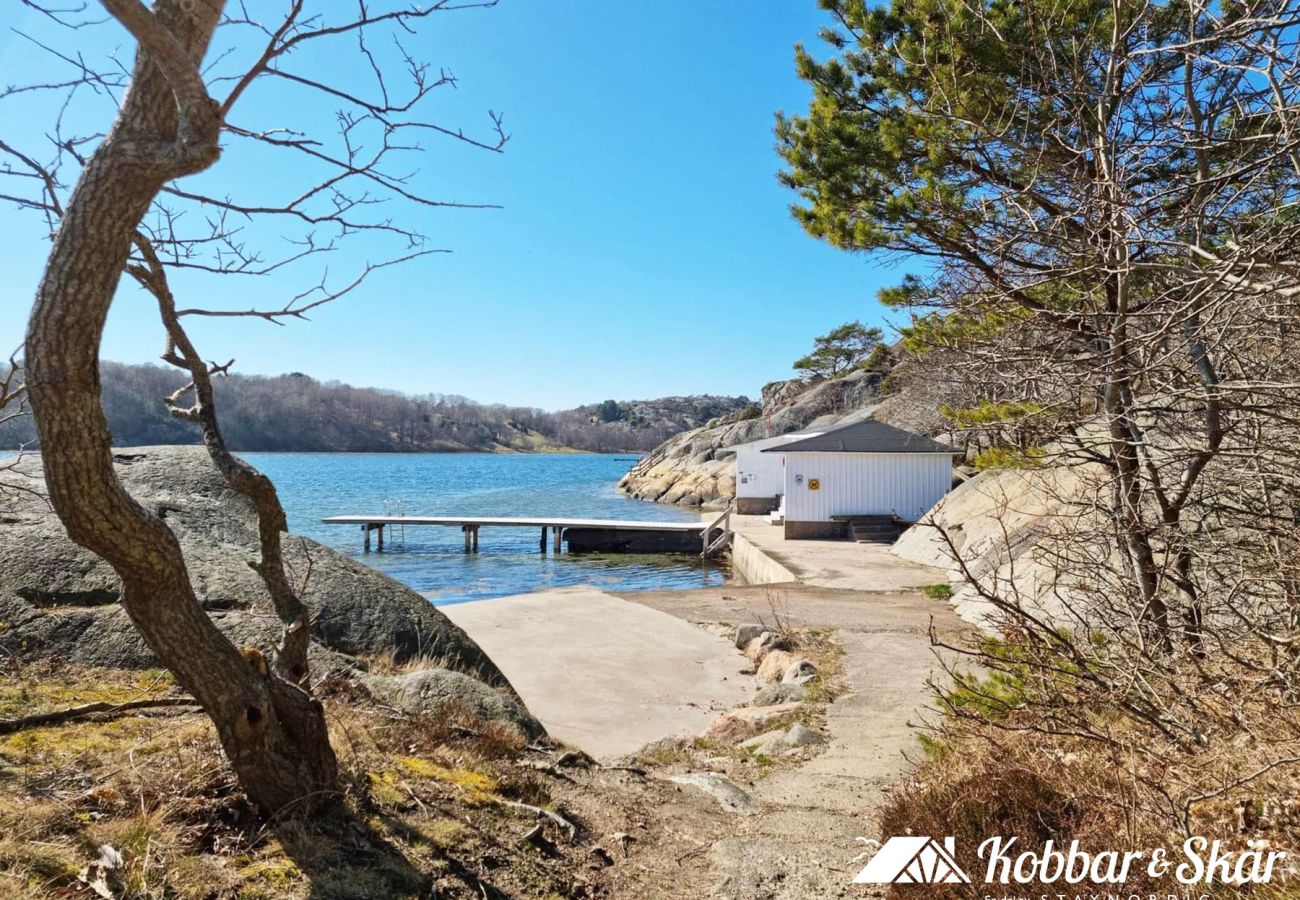 Ferienhaus in Henån - Frisches Ferienhaus mit Seeblick und Ruderboot | SE09156