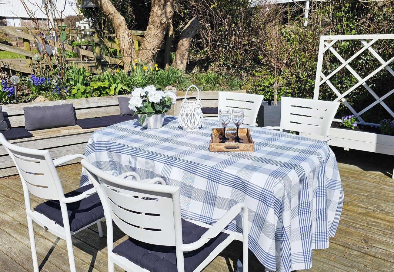 Ferienhaus in Ellös - Charmantes Ferienhaus am Meer in Ellös | SE09184