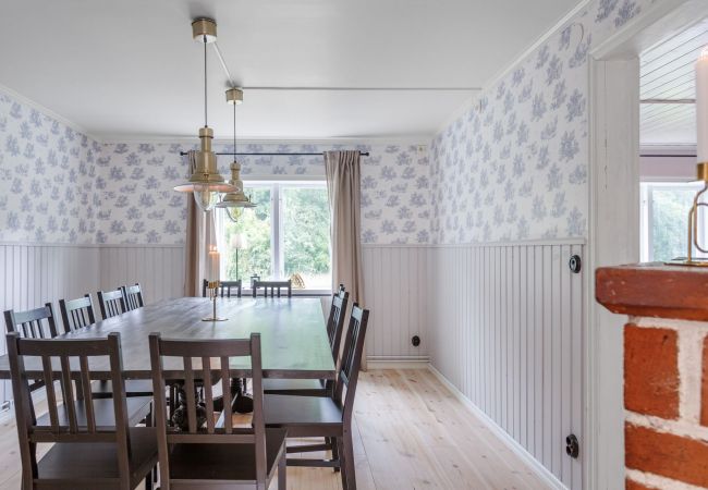 Big dining table with space for the whole family