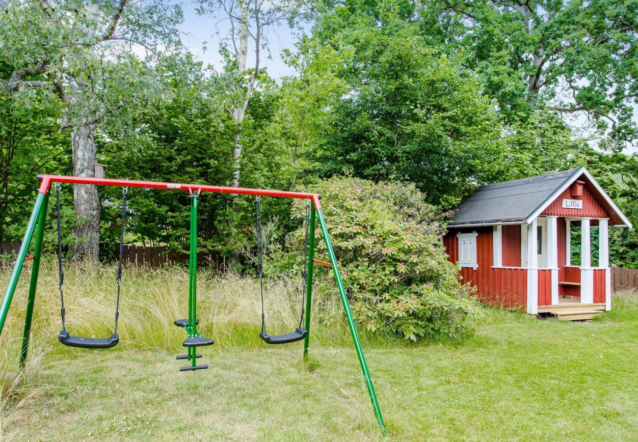 Garden with small cabin and swings
