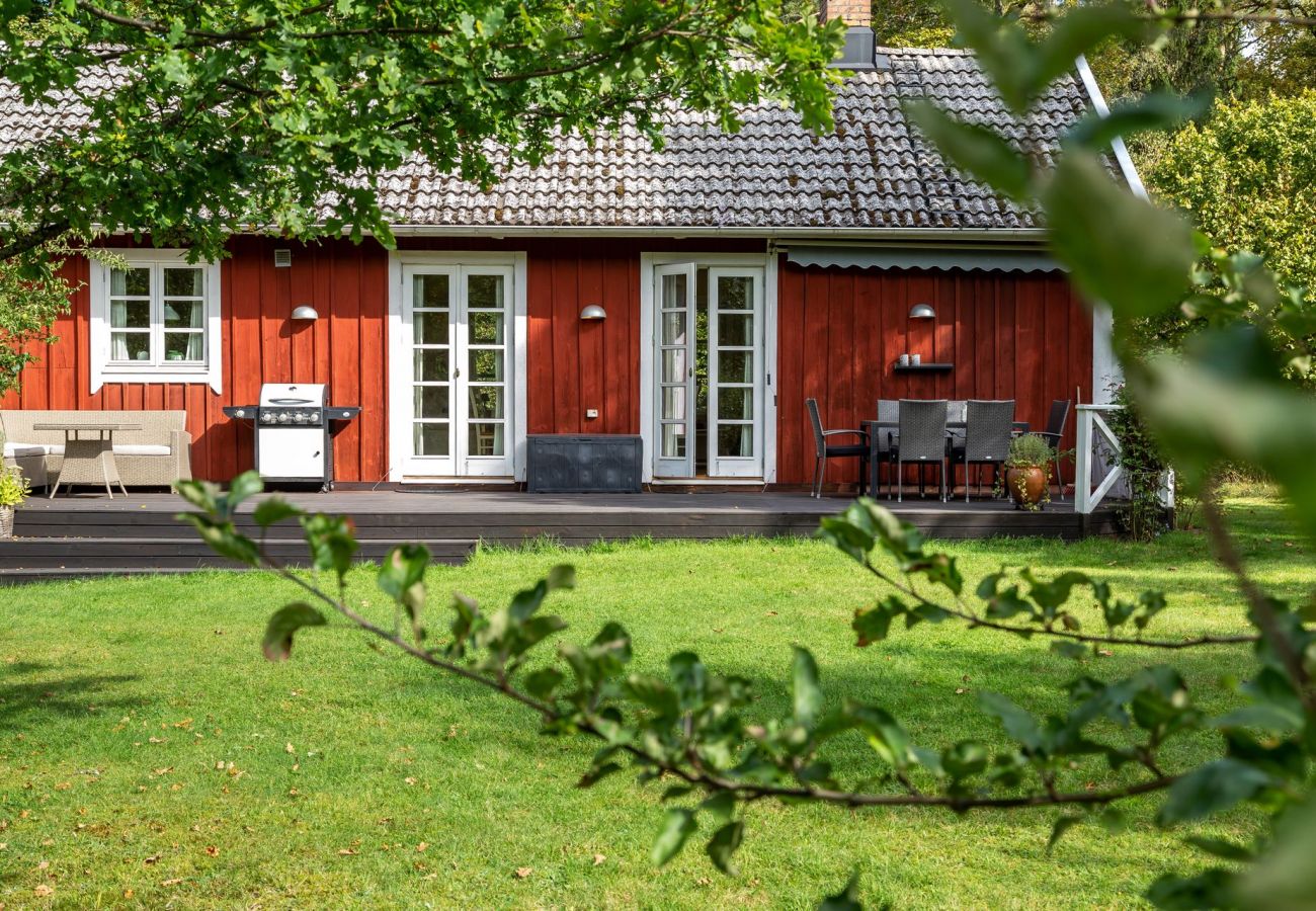 Red cottage in Småland close to lake and beautiful nature