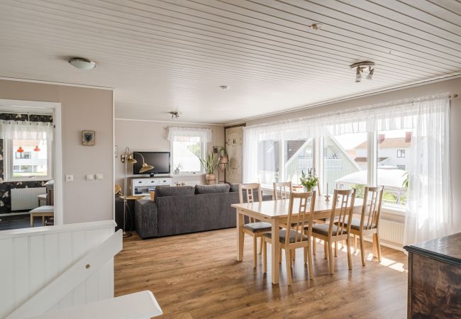 House in Donsö - Large and spacious accommodation with sea view on Donsö | SE08030