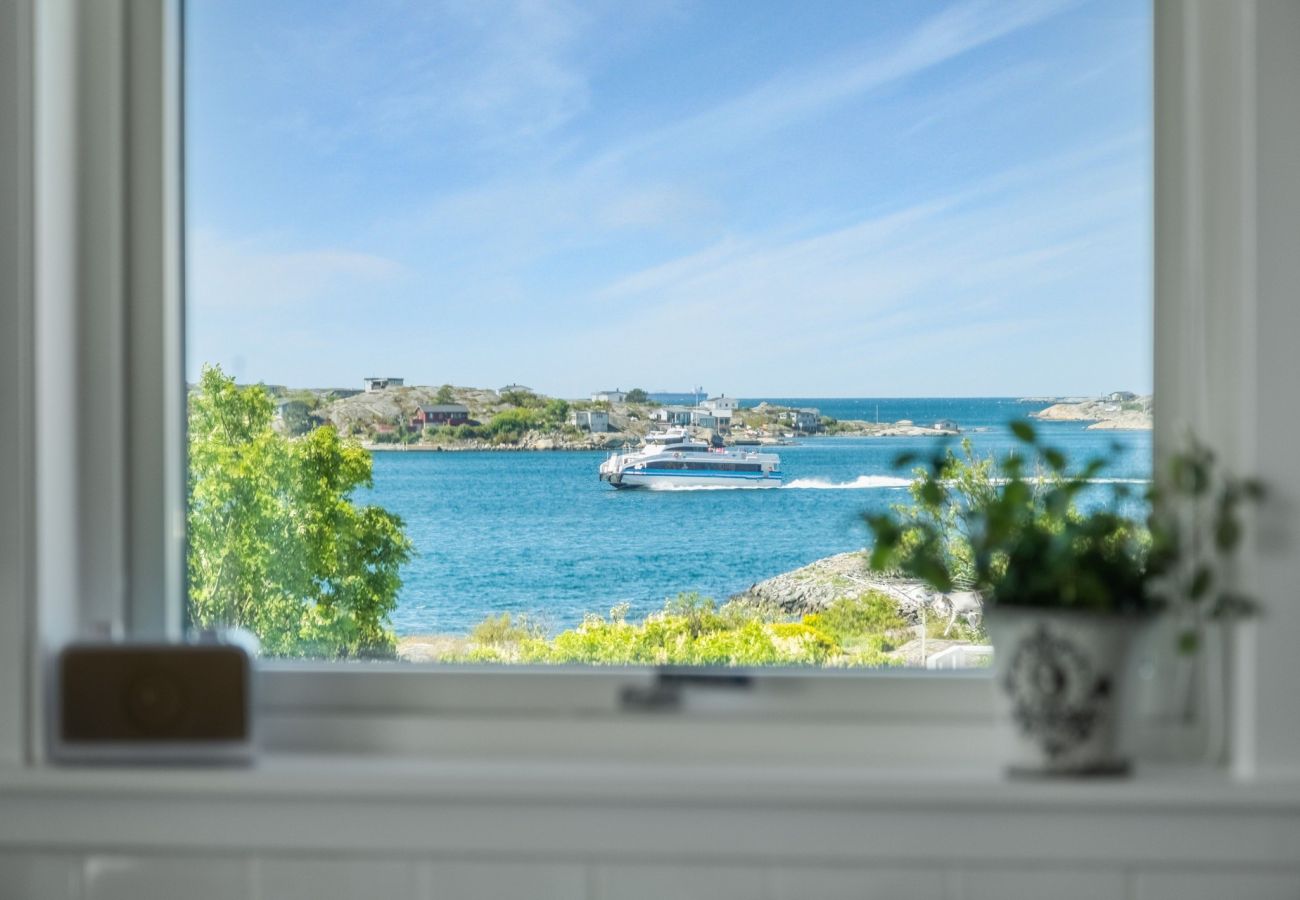 House in Donsö - Large and spacious accommodation with sea view on Donsö | SE08030