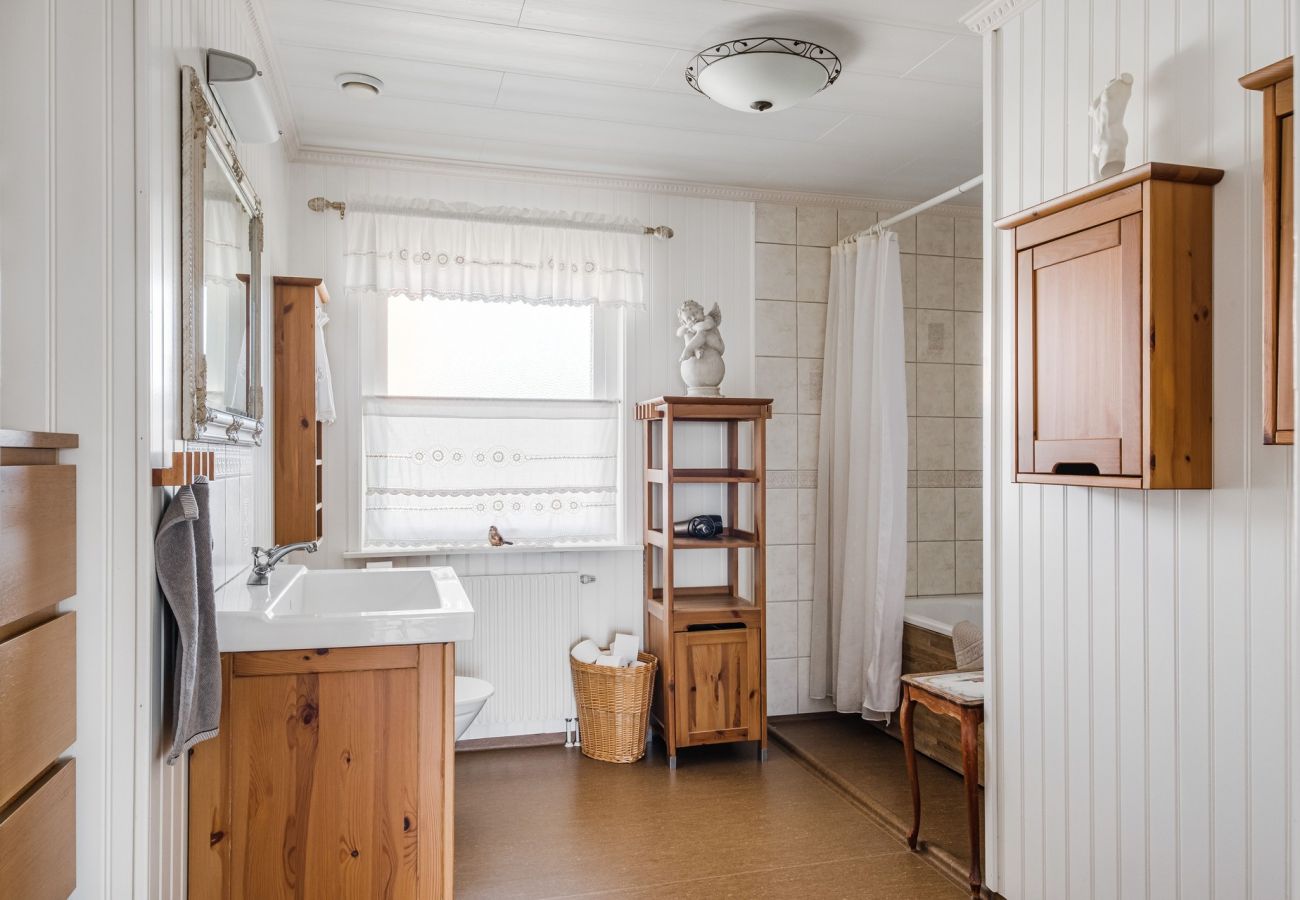 House in Donsö - Large and spacious accommodation on Donsö with ocean view| SE08030