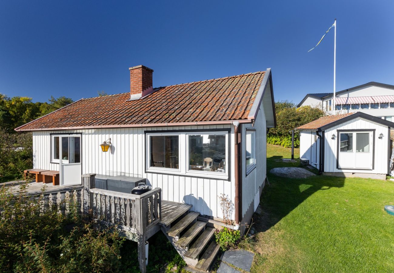 House in Höviksnäs - Holiday house with sea views and private beach on Tjörn | SE09009