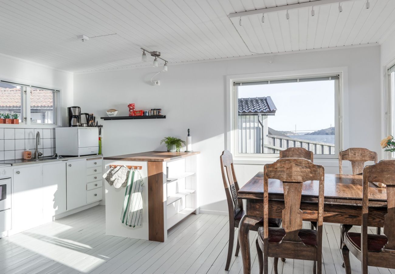 House in Höviksnäs - Holiday house with sea views and private beach on Tjörn | SE09009