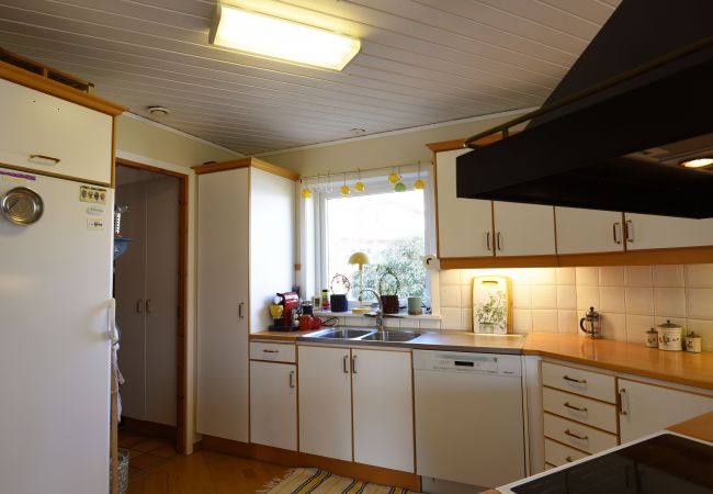 House in Västra Frölunda -  Nice and comfortable villa at the historic Näset in the Gothenburg archipelago | SE08031