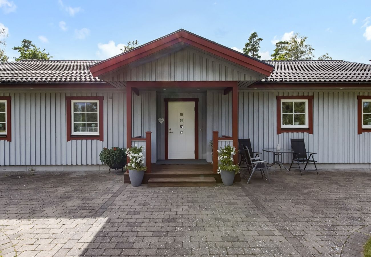 House in Ljungby - Holiday house in Hölminge with panoramic views of Lake Bolmen
