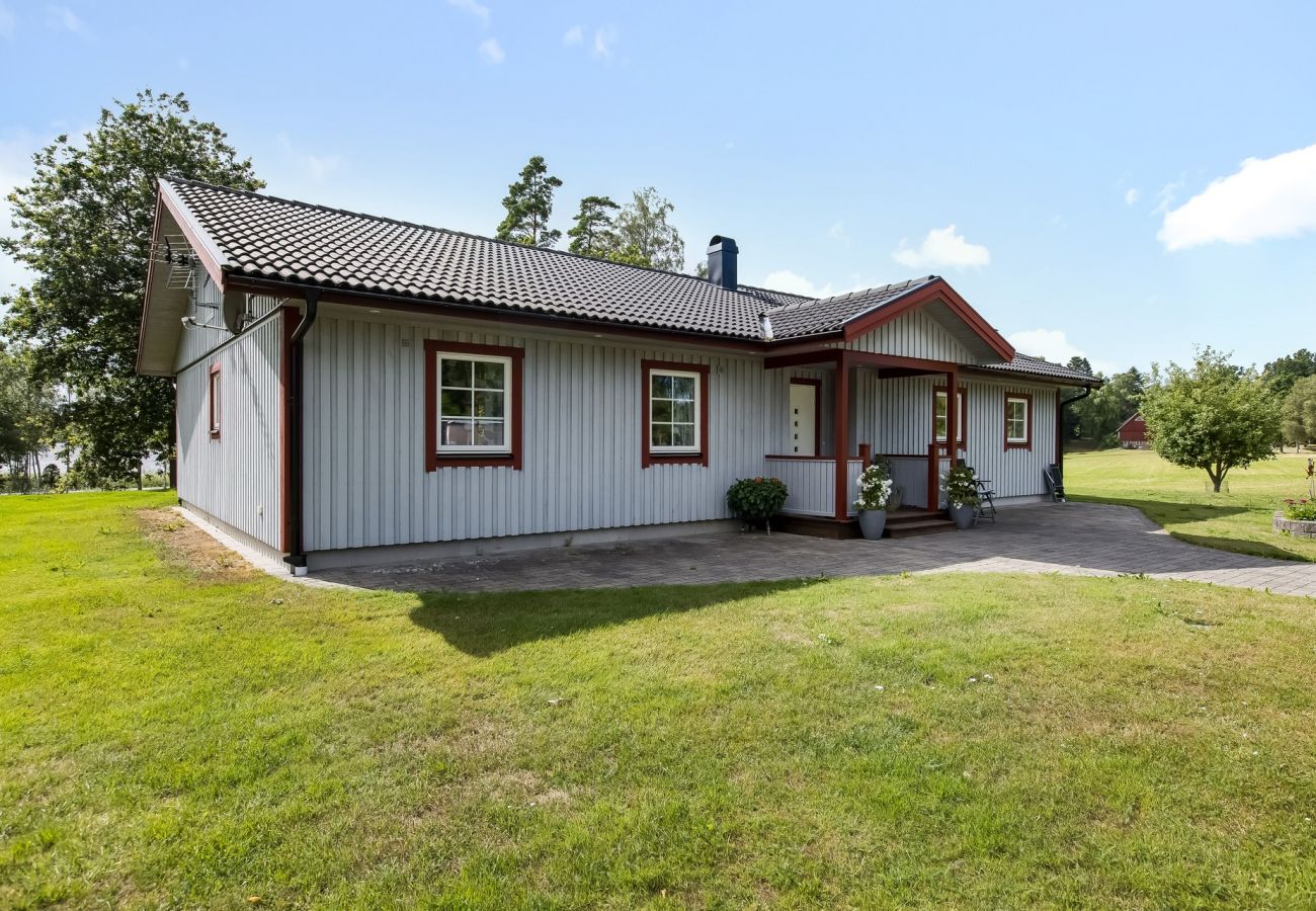 House in Ljungby - Holiday house in Hölminge with panoramic views of Lake Bolmen