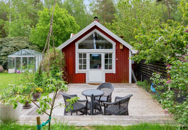  in Motala - Cozy holiday home at the beautiful Pariserviken in Motala
