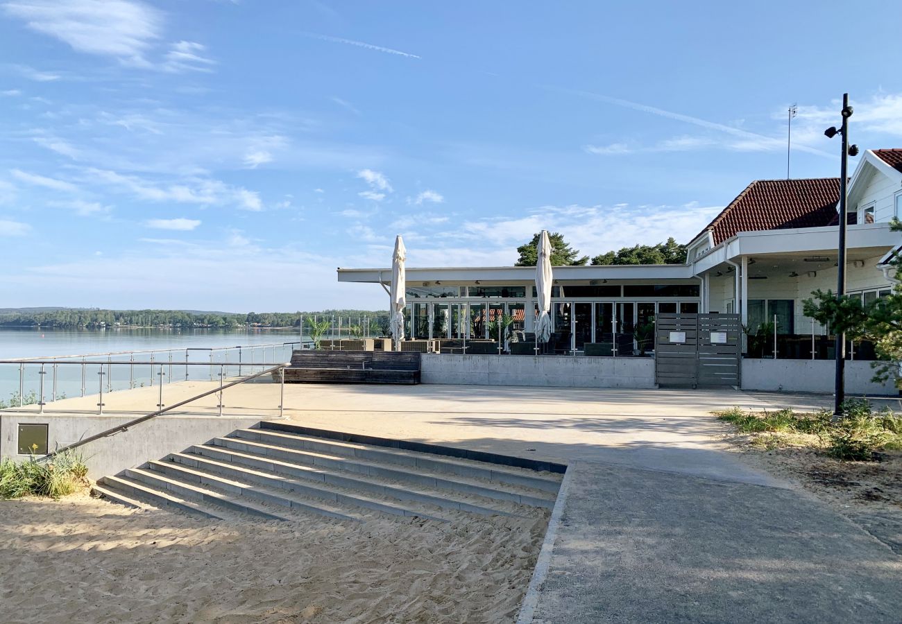 House in Motala - Newly built attefallshus by the beautiful Varamobeach!