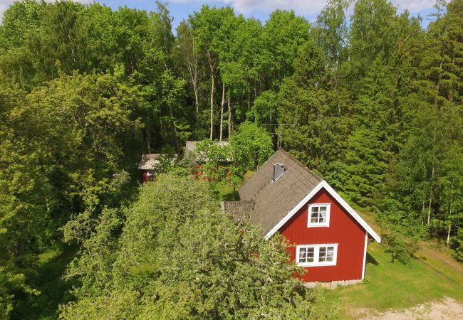 House in Mellerud - Cozy and rural holiday accommodation 150 meters from Lake Vänern
