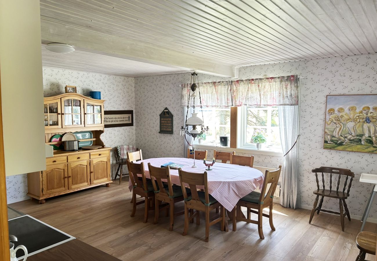 House in Mellerud - Cozy and rural holiday accommodation 150 meters from Lake Vänern | SE17003