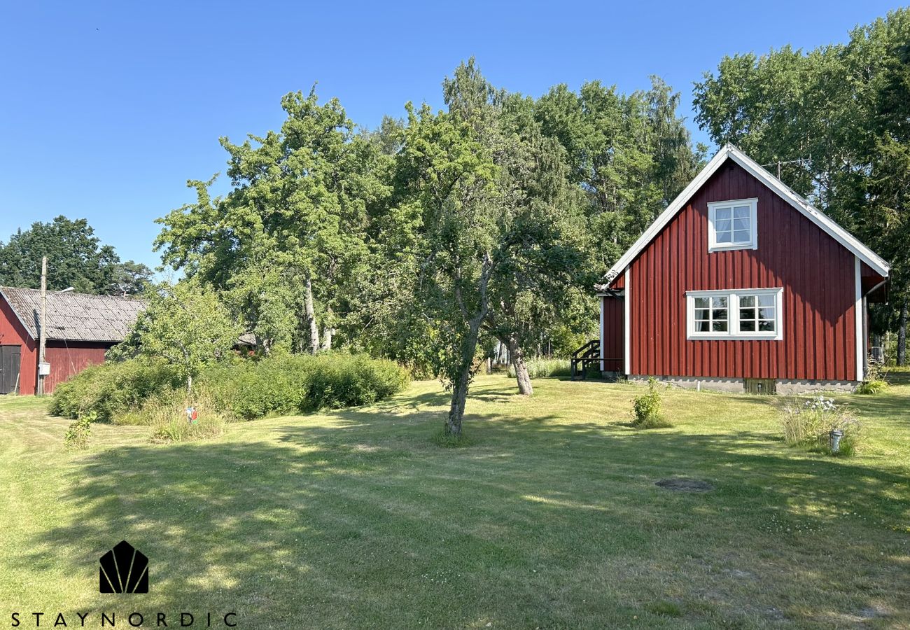 House in Mellerud - Cozy and rural holiday accommodation 150 meters from Lake Vänern | SE17003