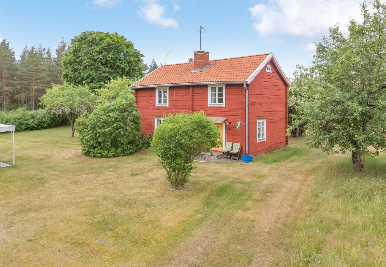 House in Vimmerby - Cozy cottage with proximity to lake with jetty