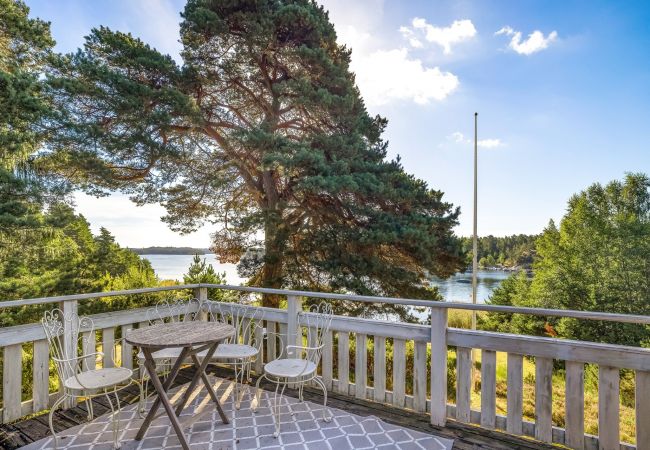 House in Stavsnäs - Staynordic | Archipelago house with private beach and jetty | SE13001