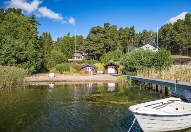 House in Stavsnäs - Staynordic | Archipelago house with private beach and jetty | SE13001