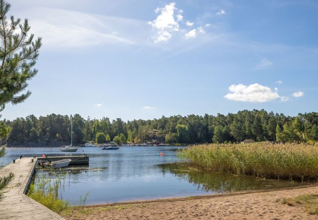 House in Stavsnäs - Staynordic | Archipelago house with private beach and jetty | SE13001