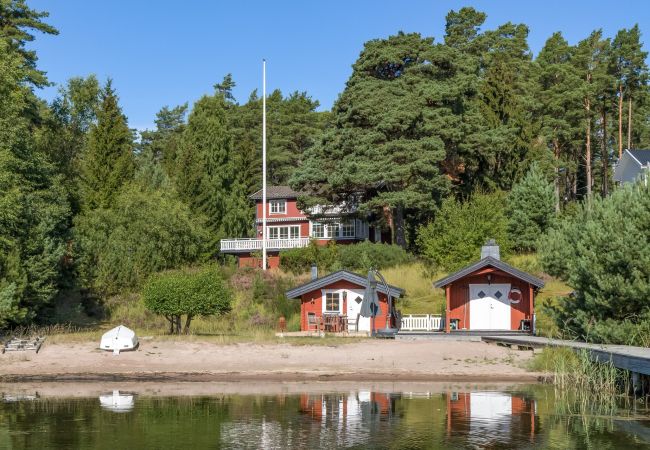 House in Stavsnäs - Staynordic | Archipelago house with private beach and jetty | SE13001