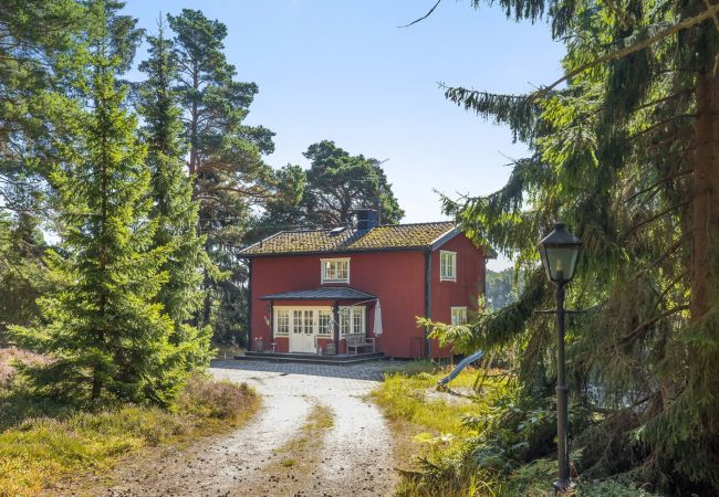 House in Stavsnäs - Staynordic | Archipelago house with private beach and jetty | SE13001