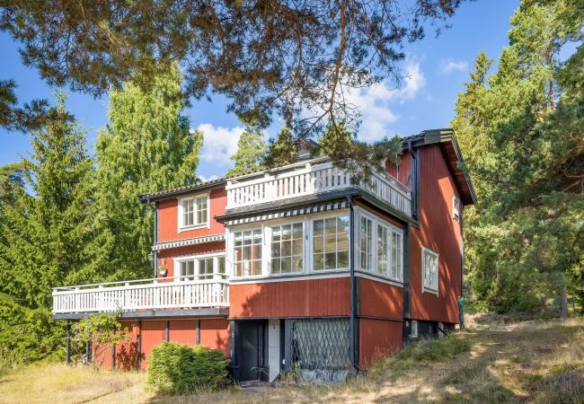 House in Stavsnäs - Staynordic | Archipelago house with private beach and jetty | SE13001