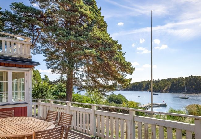 House in Stavsnäs - Staynordic | Archipelago house with private beach and jetty | SE13001