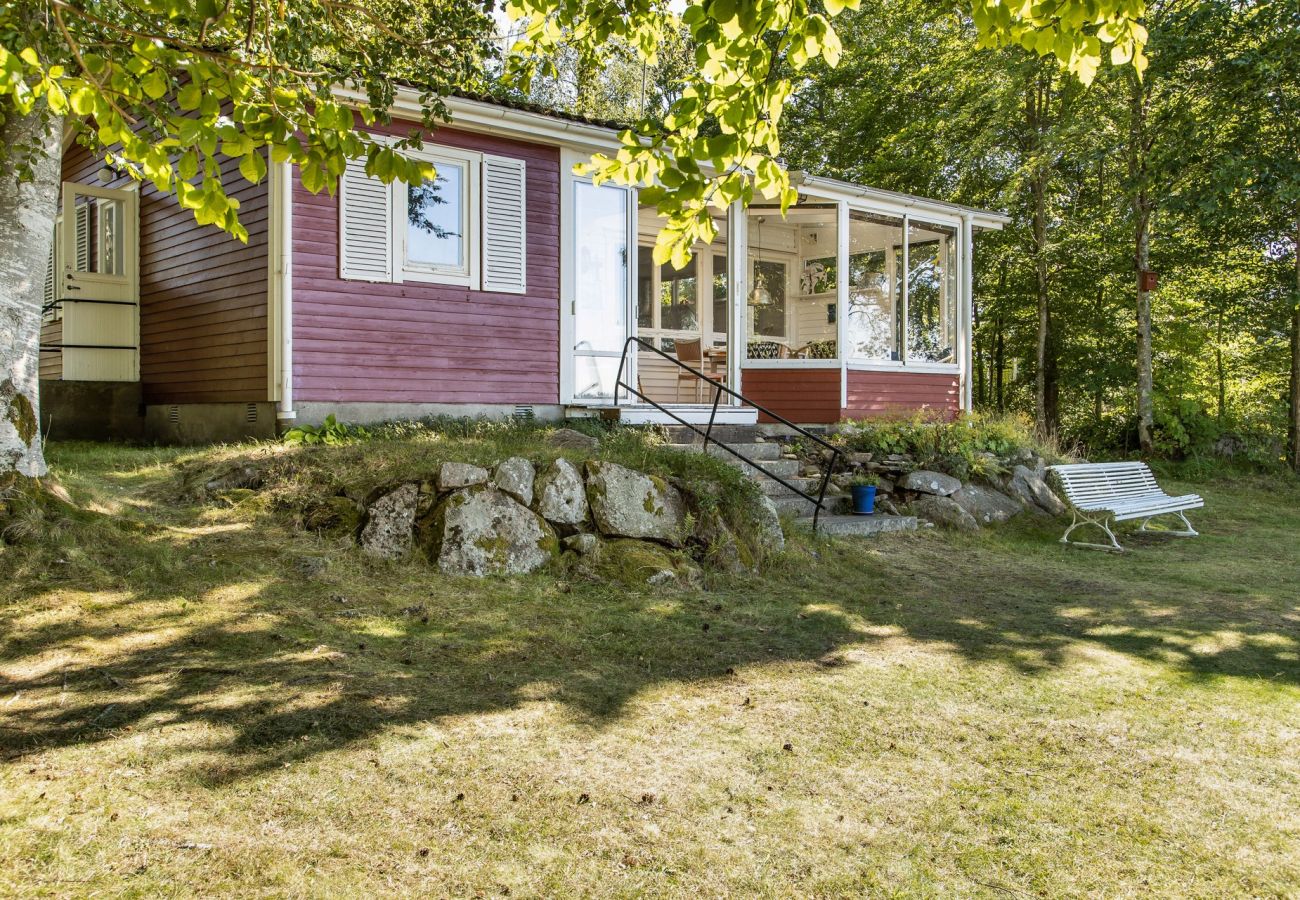 House in Växjö - Lovely cottage with fantastic location and own lake plot by Helgasjön, Växjö | SE06034