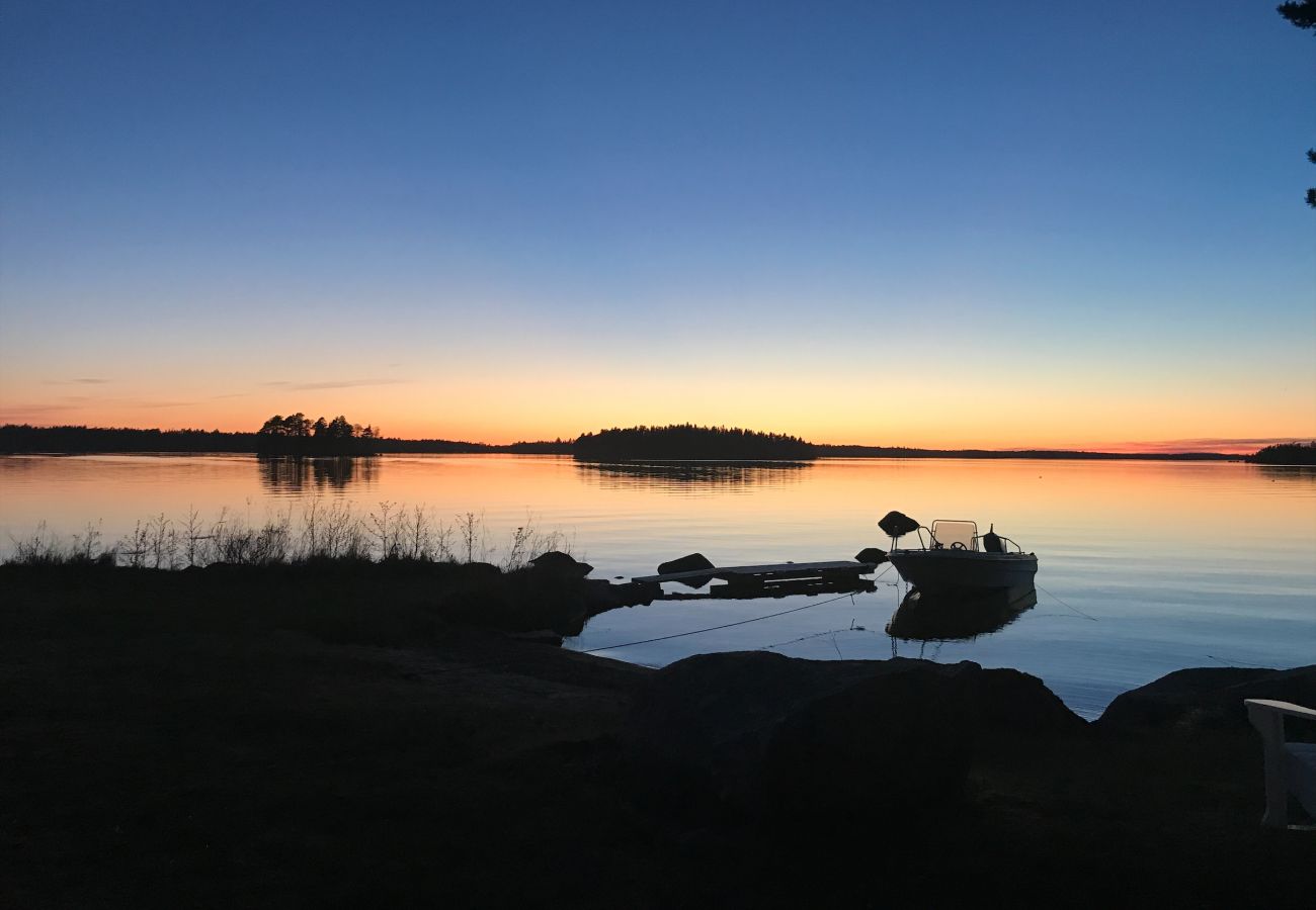 House in Växjö - Lovely cottage with fantastic location and own lake plot by Helgasjön, Växjö | SE06034