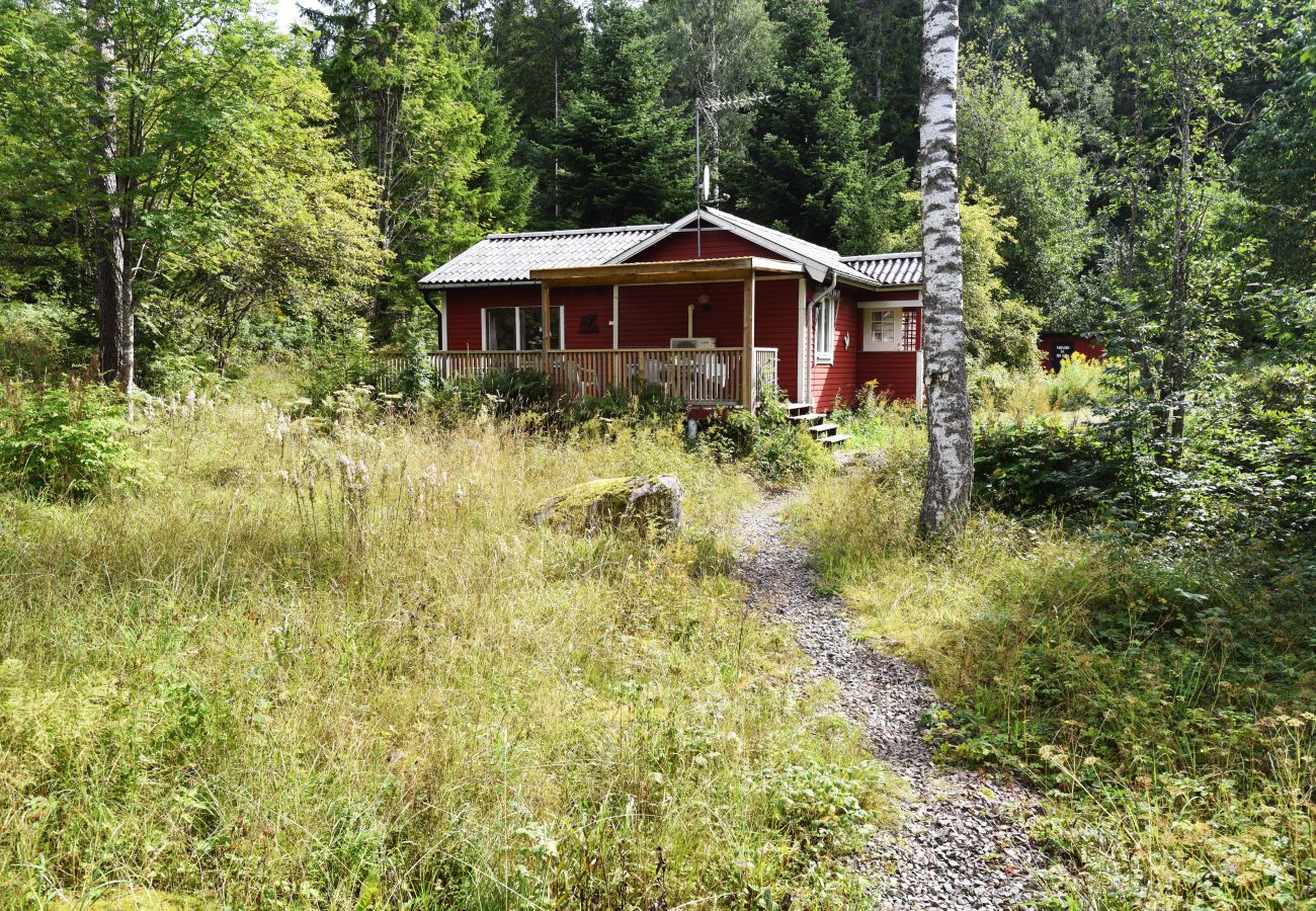 House in Dalskog - Cozy cottage in lush nature at Kroppefjäll | SE17005