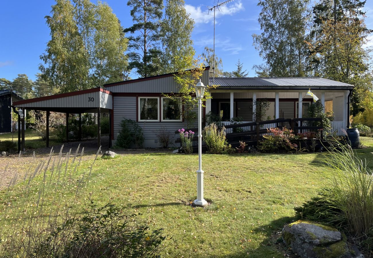 House in Mönsterås - Cozy cottage on Oknö near swimming and nature | SE05013